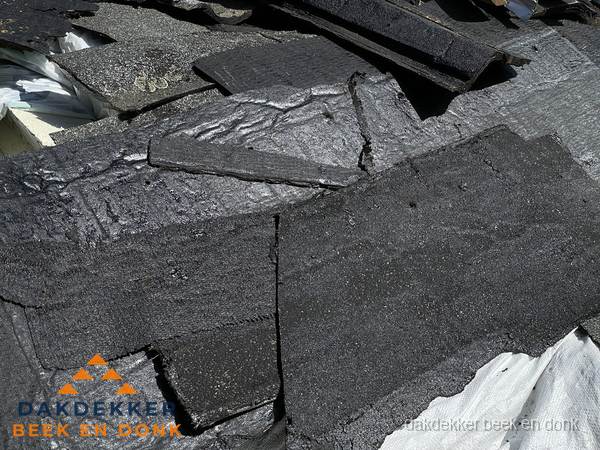 Verwijderd oud bitumen dakleer klaar voor vervanging in Beek en Donk