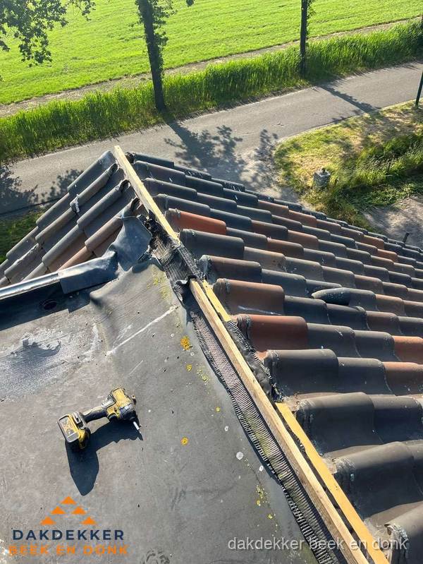 Kosten dakgoot vervangen: werkzaamheden aan dakrand in Beek en Donk Kosten dakgoot vervangen: werkzaamheden aan dakrand in Beek en Donk