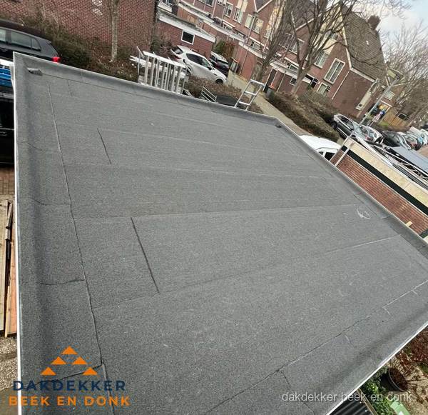 Nieuwe bitumen dakbedekking op plat dak van garage in Beek en Donk