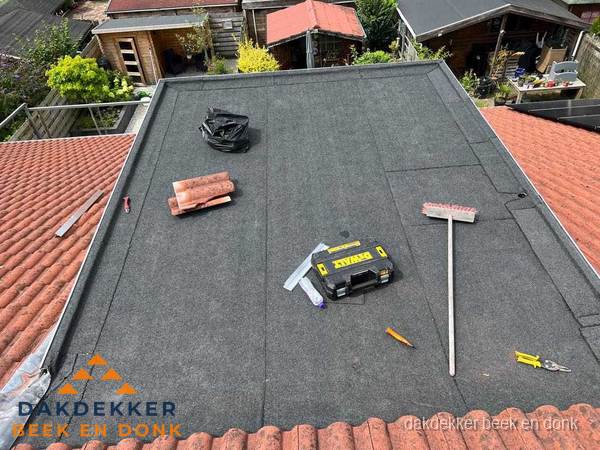 Nieuw plat dak met bitumen dakbedekking in Beek en Donk