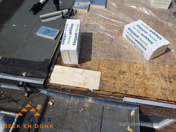 Plat dak isolatie met Kingspan isolatieplaten tijdens renovatie in Beek en Donk Plat dak isolatie met Kingspan isolatieplaten tijdens renovatie in Beek en Donk