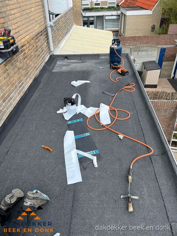 Dakdekkers bezig met bitumen dakbedekking in Beek en Donk