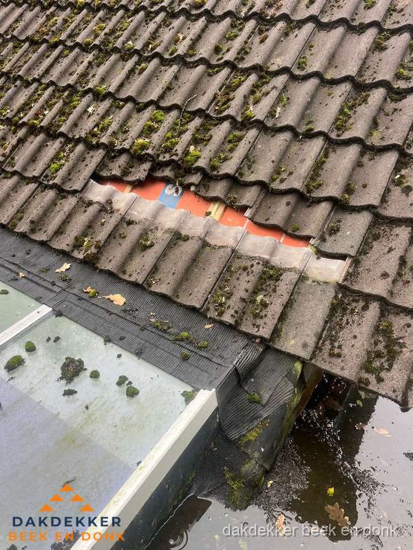 Beschadigd pannendak met ontbrekende dakpannen voor reparatie in Beek en Donk