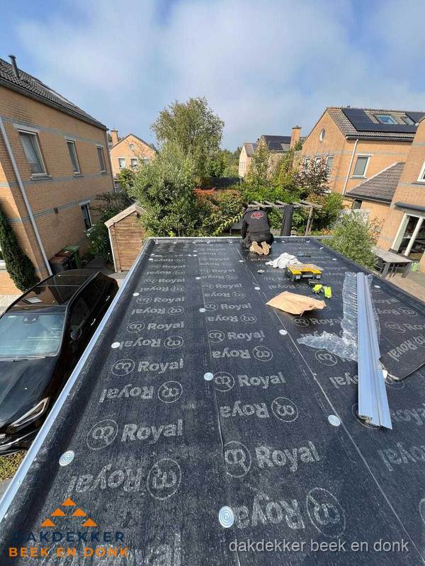 Nieuwe Royal bitumen dakbedekking op plat dak van aanbouw in Beek en Donk