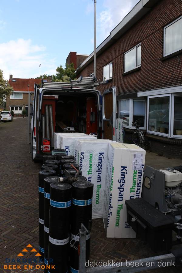 Levering van Kingspan isolatieplaten en bitumenrollen voor dakproject in Beek en Donk