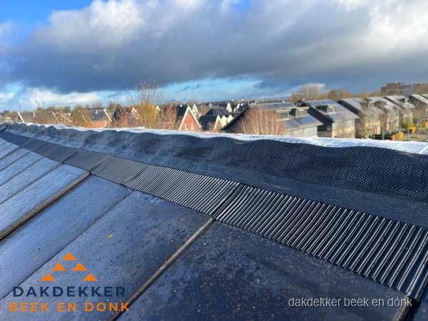 Dakisolatie bij de nok met ventilatieprofiel op schuin dak in Beek en Donk