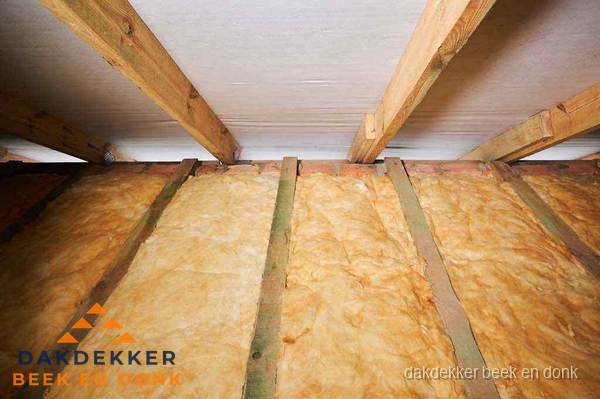 Dakisolatie met glaswol tussen dakspanten in Beek en Donk Dakisolatie met glaswol tussen dakspanten in Beek en Donk
