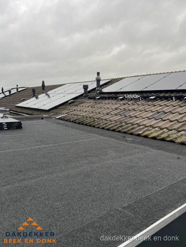 Bitumen dakbedekking op plat dak met aansluitend pannendak en zonnepanelen in Beek en Donk