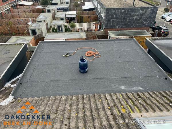 Plat dak met bitumen dakbedekking en brander in Beek en Donk Plat dak met bitumen dakbedekking en brander in Beek en Donk