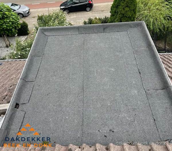Nieuw aangebrachte bitumen dakbedekking op plat dak in Beek en Donk Nieuw aangebrachte bitumen dakbedekking op plat dak in Beek en Donk