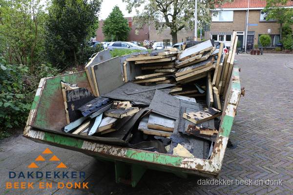 Puincontainer met oud dakmateriaal na dakrenovatie in Beek en Donk Puincontainer met oud dakmateriaal na dakrenovatie in Beek en Donk