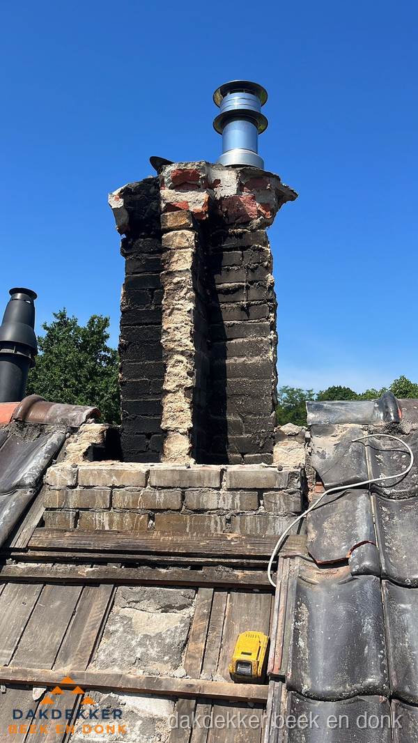 Beschadigde schoorsteen met nieuwe rookgasafvoer op oud dak in Beek en Donk Beschadigde schoorsteen met nieuwe rookgasafvoer op oud dak in Beek en Donk
