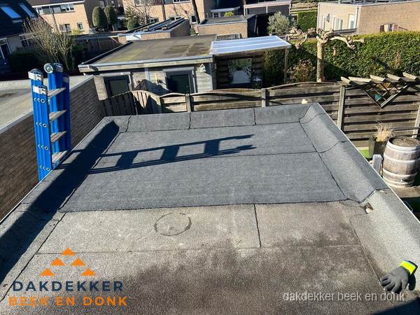 Dakdekker bij bitumen plat dak renovatie in Beek en Donk Dakdekker bij bitumen plat dak renovatie in Beek en Donk