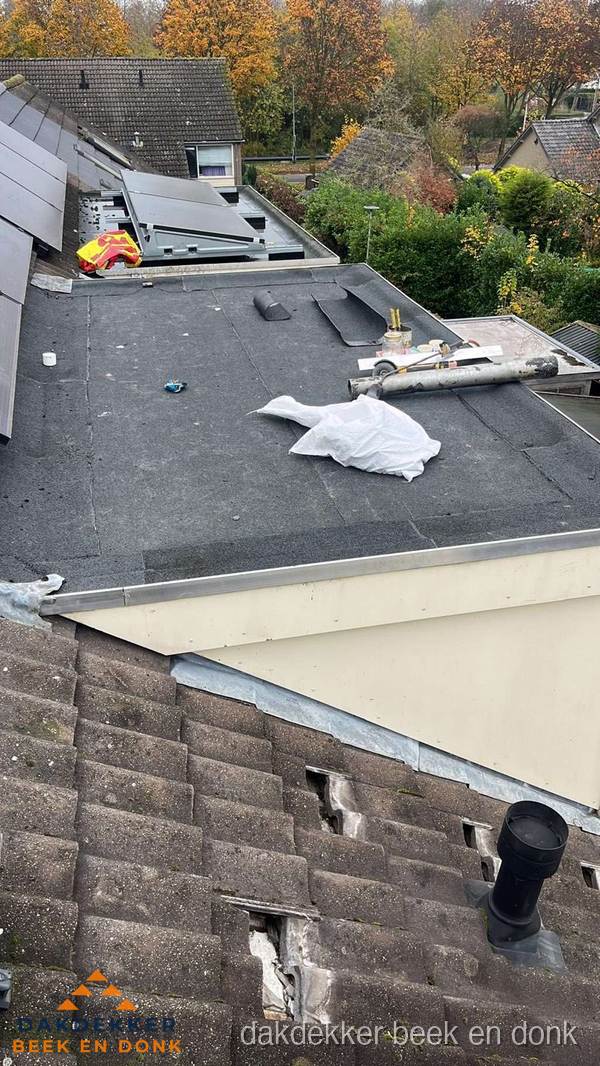 Beschadigde dakbedekking op plat dak voor reparatie in Beek en Donk