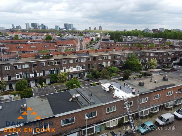 Spoed dakdekker aan het werk op plat dak in woonwijk Beek en Donk Spoed dakdekker aan het werk op plat dak in woonwijk Beek en Donk