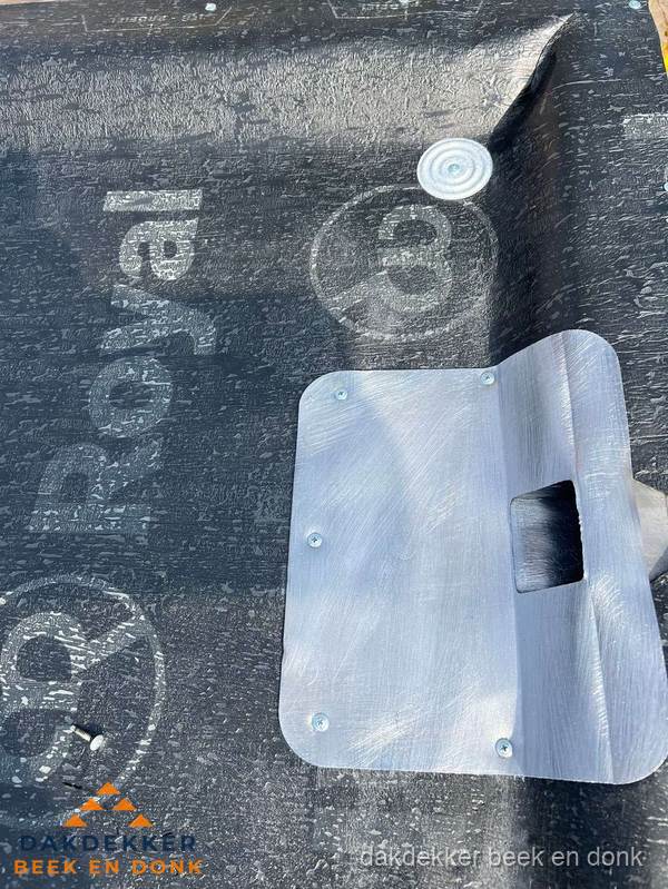 Dakdoorvoer met metalen afvoerplaat op bitumen dak in Beek en Donk Dakdoorvoer met metalen afvoerplaat op bitumen dak in Beek en Donk