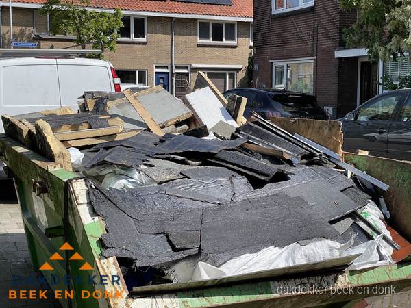 Afvalcontainer met gesloopt dakmateriaal tijdens dakkapel renovatie in Beek en Donk Afvalcontainer met gesloopt dakmateriaal tijdens dakkapel renovatie in Beek en Donk