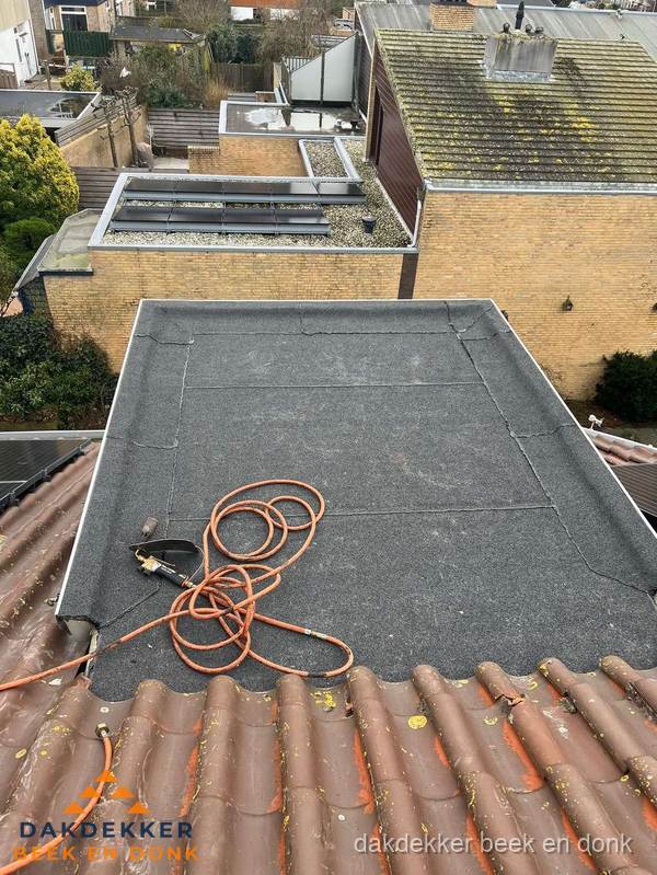 Reparatie aansluiting plat dak en schuin dak in Beek en Donk Reparatie aansluiting plat dak en schuin dak in Beek en Donk