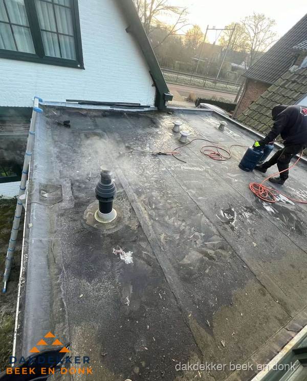 Dakdekker verhelpt daklekkage op plat dak in Beek en Donk Dakdekker verhelpt daklekkage op plat dak in Beek en Donk