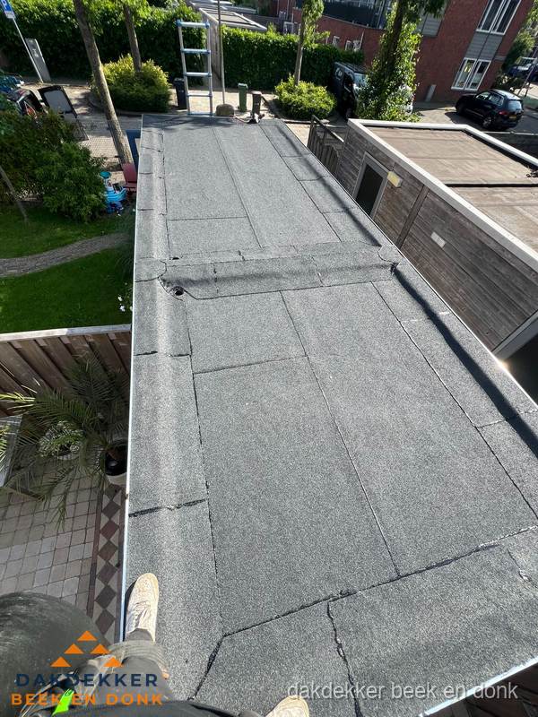 Bitumen plat dak rijtjeswoning vanuit dakdekker perspectief in Beek en Donk