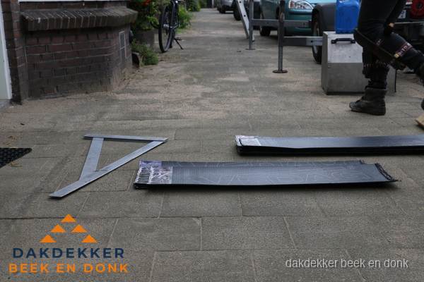 Dakbedekkingsmateriaal en zinkwerk klaargelegd voor reparatie in Beek en Donk