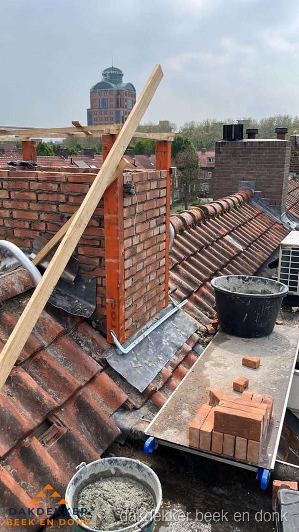 Schoorsteen renovatie met metselwerk op schuin dak in Beek en Donk Schoorsteen renovatie met metselwerk op schuin dak in Beek en Donk