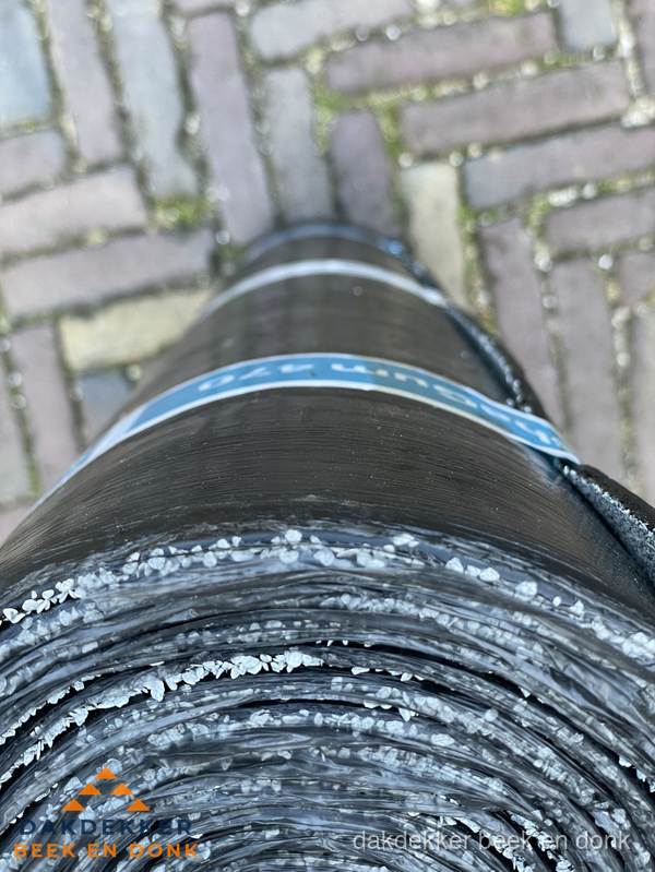 Rol bitumen dakleer met leislag voor plat dak in Beek en Donk