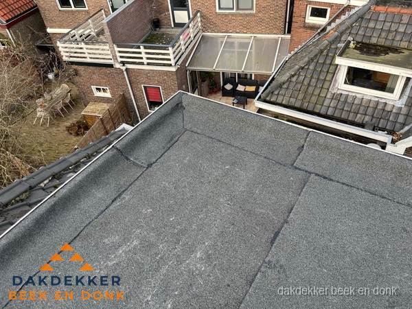 Overzicht plat dak met dakgoot in woonwijk Beek en Donk