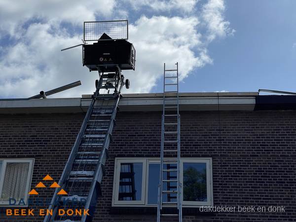Ladderlift en ladder bij woning voor dakinspectie in Beek en Donk