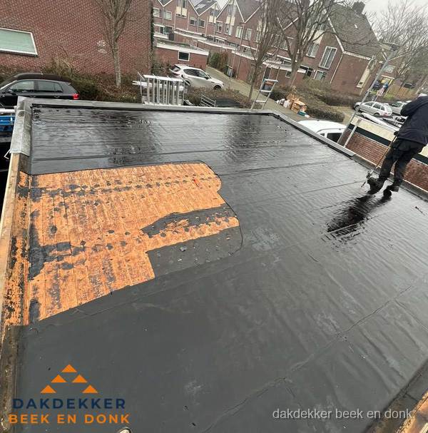 Dakdekker brengt EPDM dakbedekking aan op plat dak in Beek en Donk