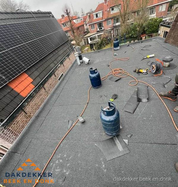 Daklekkage repareren met brandgereedschap op plat dak in Beek en Donk