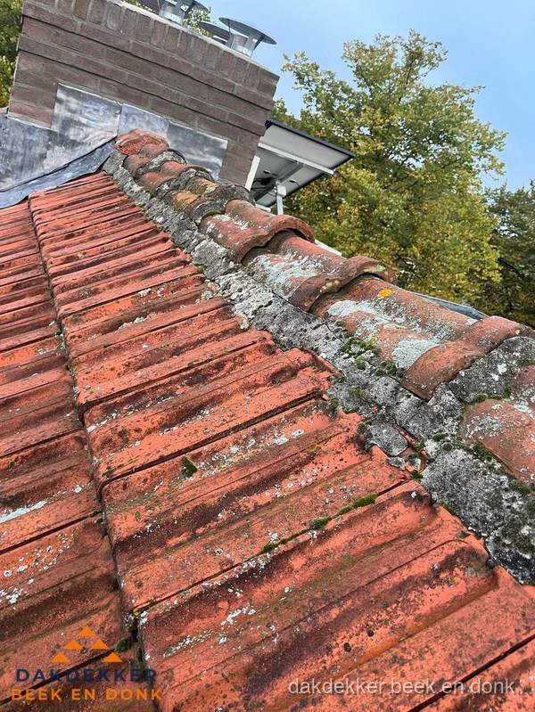 Verweerd hellend dak met mosgroei op nokvorst in Beek en Donk