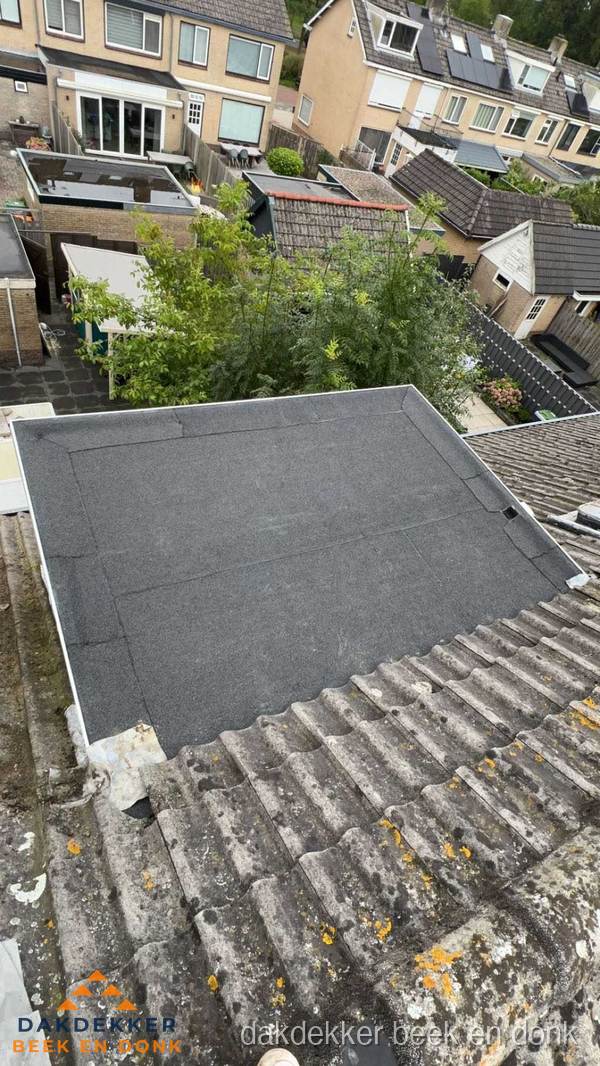 Plat dak aanbouw met bitumen dakbedekking in woonwijk Beek en Donk Plat dak aanbouw met bitumen dakbedekking in woonwijk Beek en Donk