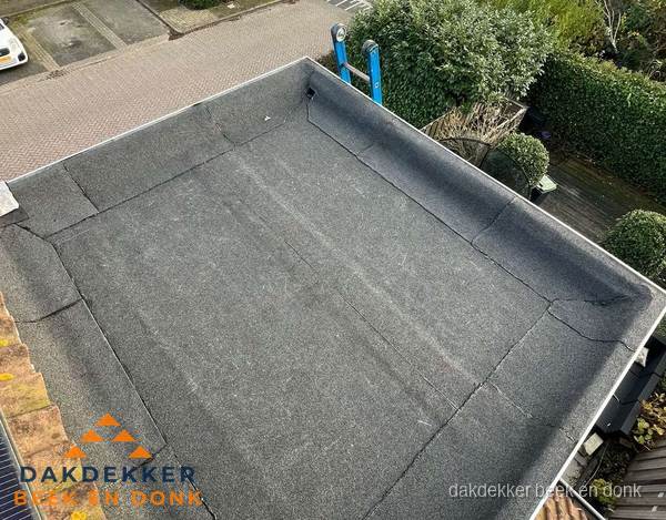 Gerenoveerd plat dak met nieuwe bitumen dakbedekking in Beek en Donk Gerenoveerd plat dak met nieuwe bitumen dakbedekking in Beek en Donk