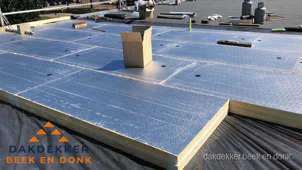 PIR isolatieplaten worden gelegd op plat dak voor dakisolatie in Beek en Donk