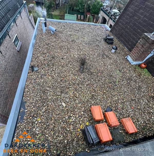Plat dak met grindballast en dakdoorvoeren in Beek en Donk