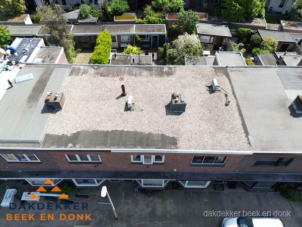 Plat dak met grindballast en dakdoorvoeren in Beek en Donk