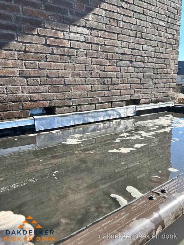 Stilstaand water op plat dak door slechte afwatering in Beek en Donk Stilstaand water op plat dak door slechte afwatering in Beek en Donk
