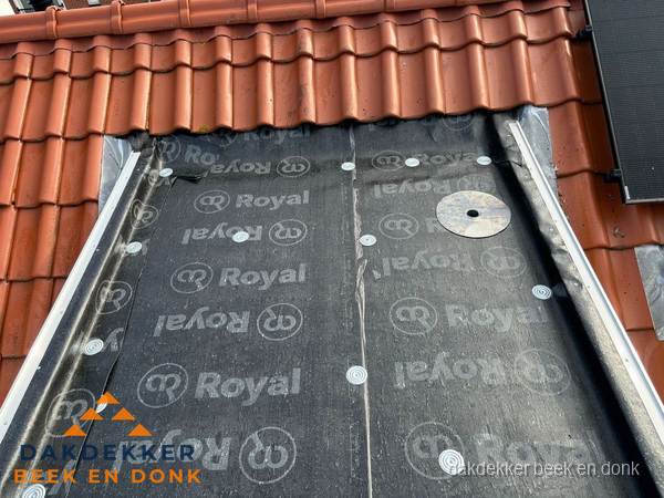 Nieuw dak met dakpannen en Royal onderlaag bij woning in Beek en Donk Nieuw dak met dakpannen en Royal onderlaag bij woning in Beek en Donk