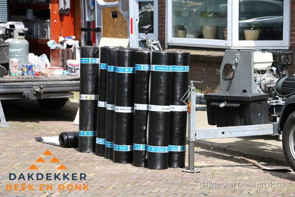 Rollen bitumen dakbedekking klaar voor daklekkage reparatie in Beek en Donk