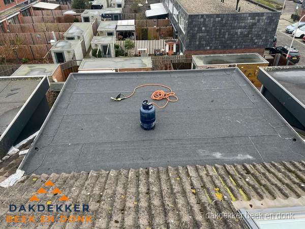 Plat dak met nieuwe bitumen dakbedekking en brandgereedschap in Beek en Donk Plat dak met nieuwe bitumen dakbedekking en brandgereedschap in Beek en Donk