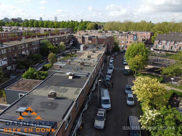 Luchtfoto dakinspectie woonwijk in Beek en Donk