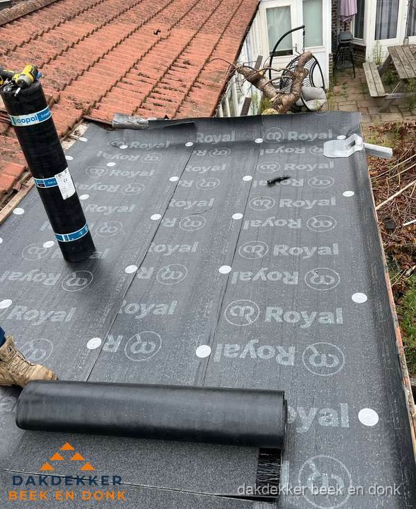 Bitumen dakbedekking leggen op plat dak aanbouw in Beek en Donk