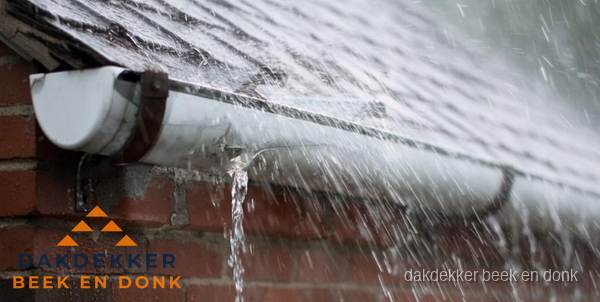 Lekkende dakgoot tijdens regenval in Beek en Donk Lekkende dakgoot tijdens regenval in Beek en Donk