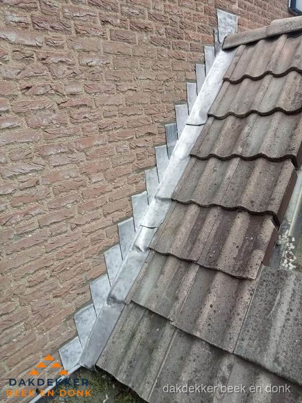 Loodslabben langs dakaansluiting bij bakstenen muur in Beek en Donk Loodslabben langs dakaansluiting bij bakstenen muur in Beek en Donk