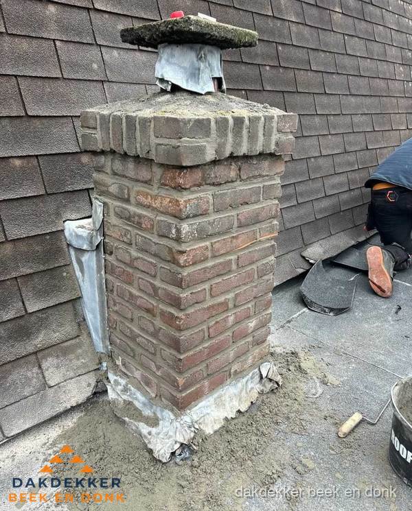 Schoorsteen reparatie met lood en voegwerk op leien dak in Beek en Donk Schoorsteen reparatie met lood en voegwerk op leien dak in Beek en Donk