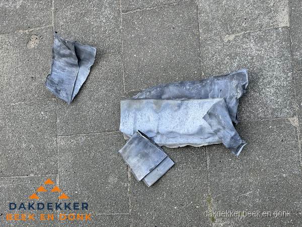 Oude verwijderde loodslabben na vervanging in Beek en Donk Oude verwijderde loodslabben na vervanging in Beek en Donk