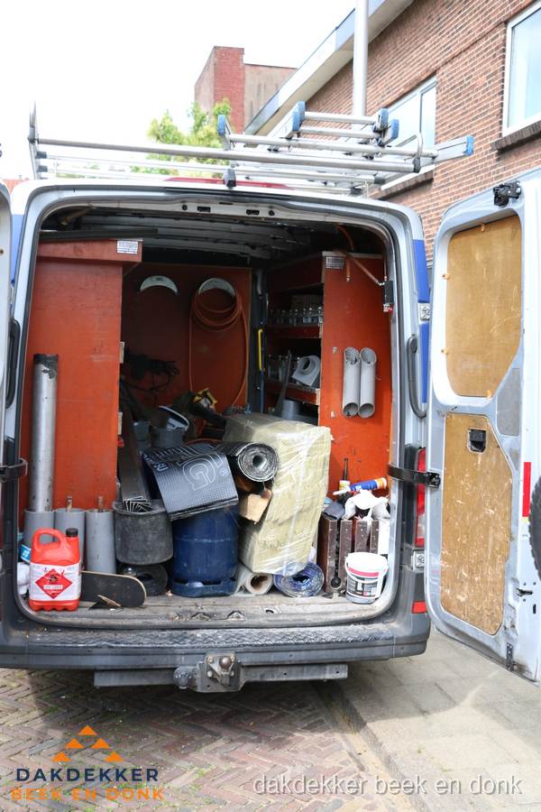 Bedrijfsbus van dakdekker met gereedschap en materialen in Beek en Donk Bedrijfsbus van dakdekker met gereedschap en materialen in Beek en Donk