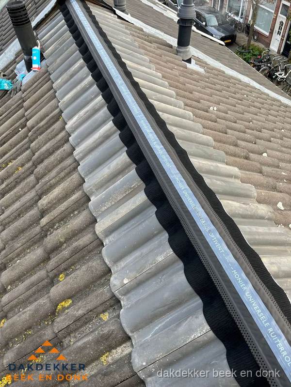 Nokvorst met Monier ventilatie op schuin pannendak in Beek en Donk Nokvorst met Monier ventilatie op schuin pannendak in Beek en Donk