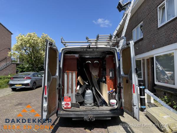 Spoed dakdekker bus met gereedschap en ladder bij woning in Beek en Donk Spoed dakdekker bus met gereedschap en ladder bij woning in Beek en Donk